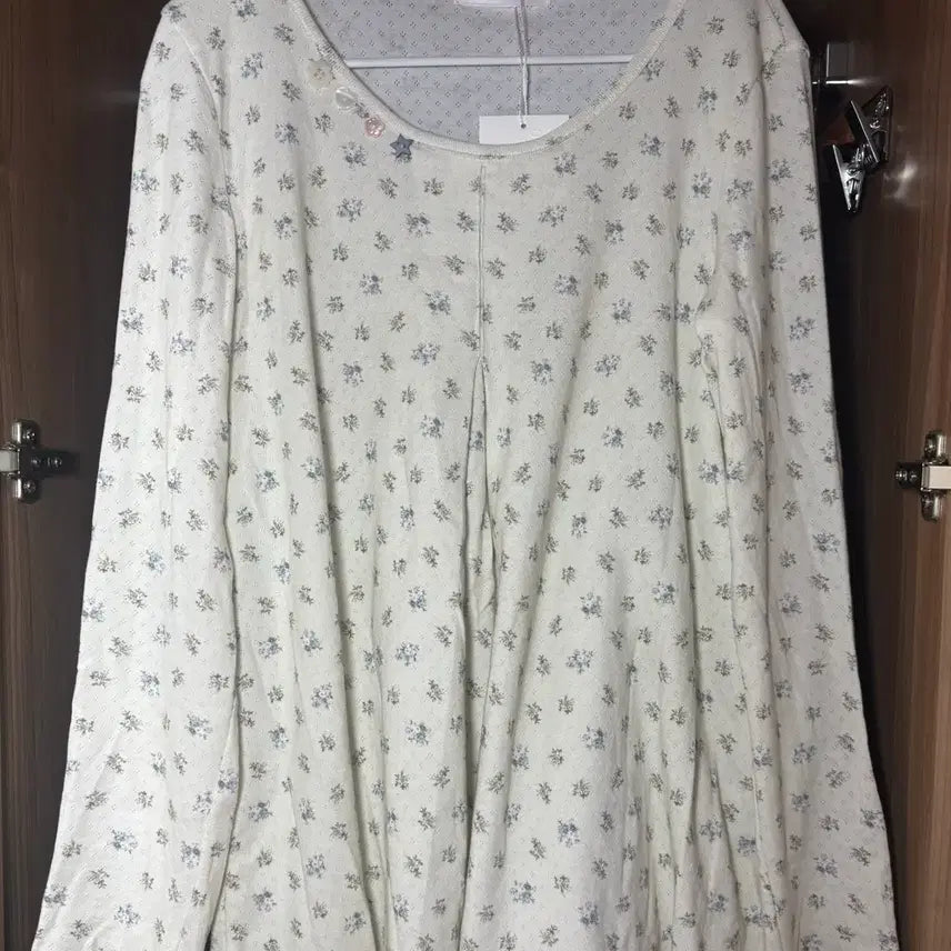 [BUNJANG] Offish Floral Long Sleeve Top (Cream) / 오피쉬 플로럴 턱 롱 슬리브(크림)