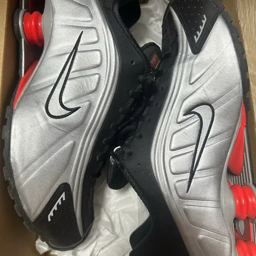 [BUNJANG] Nike Shox R4 Metallic Silver Red Sneakers / 나이키 샥스 R4 메탈릭 실버 레드 280
