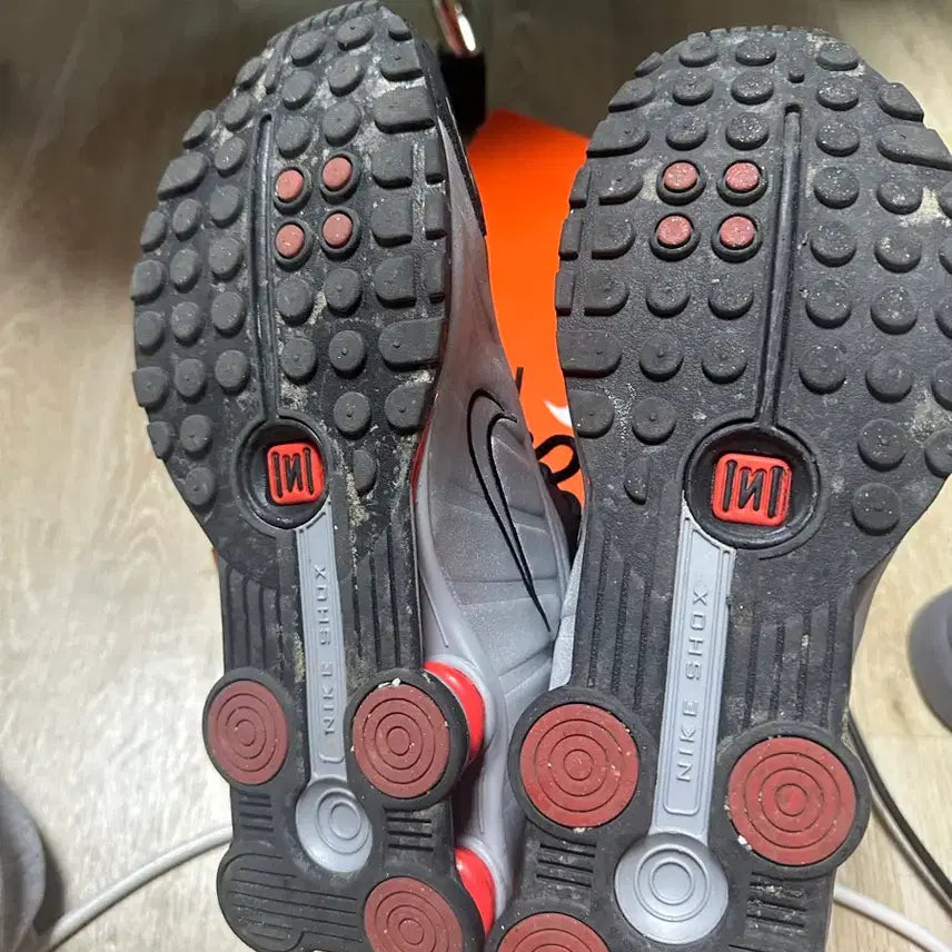 [BUNJANG] Nike Shox R4 Metallic Silver Red Sneakers / 나이키 샥스 R4 메탈릭 실버 레드 280
