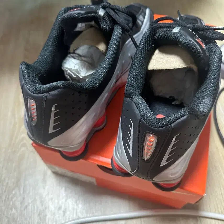 [BUNJANG] Nike Shox R4 Metallic Silver Red Sneakers / 나이키 샥스 R4 메탈릭 실버 레드 280