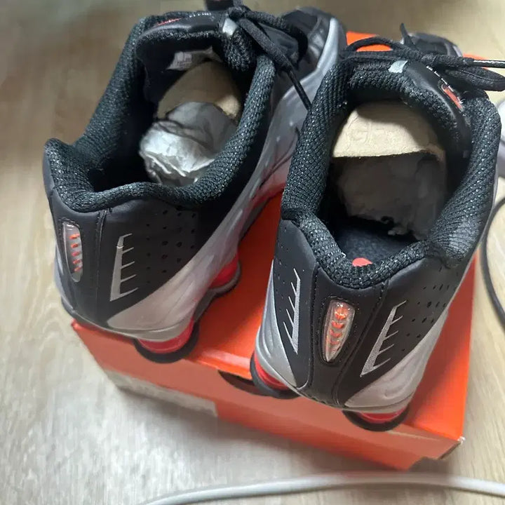 [BUNJANG] Nike Shox R4 Metallic Silver Red Sneakers / 나이키 샥스 R4 메탈릭 실버 레드 280