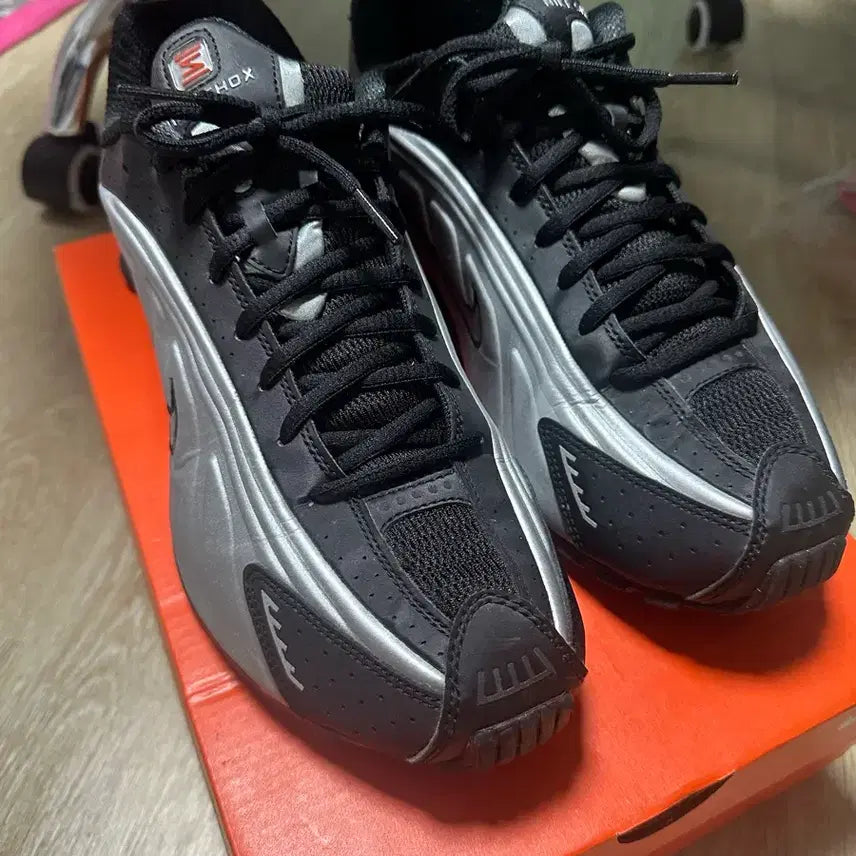 [BUNJANG] Nike Shox R4 Metallic Silver Red Sneakers / 나이키 샥스 R4 메탈릭 실버 레드 280