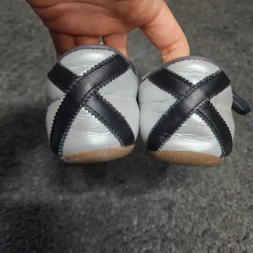 [BUNJANG] Adidas Tokyo Silver Metallic Core Black Sneakers / 아디다스 도쿄 실버 메탈릭 코어 블랙245