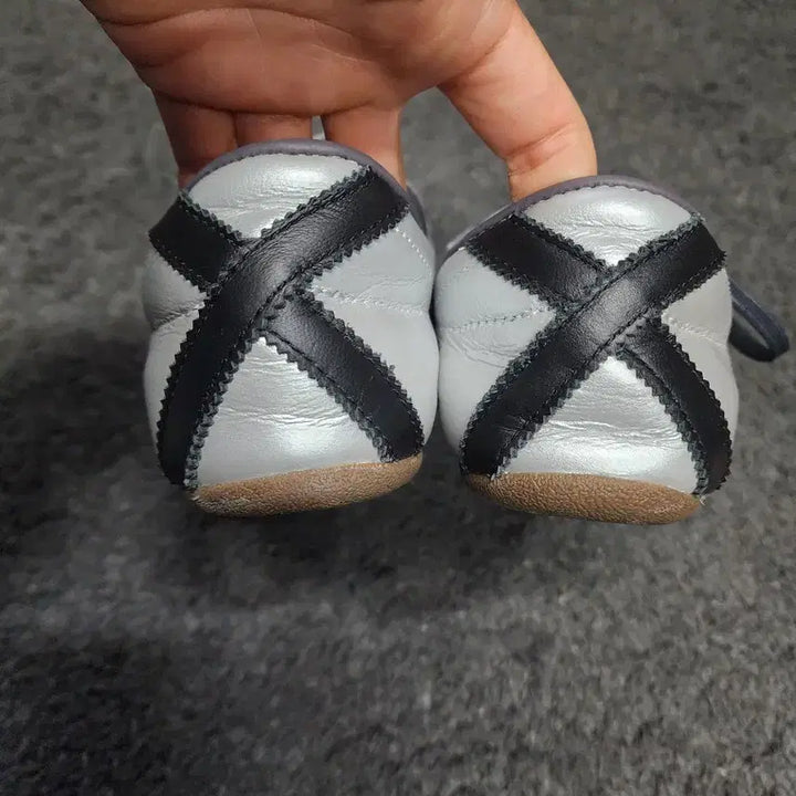[BUNJANG] Adidas Tokyo Silver Metallic Core Black Sneakers / 아디다스 도쿄 실버 메탈릭 코어 블랙245