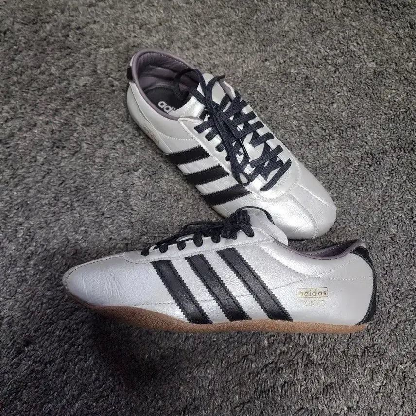 [BUNJANG] Adidas Tokyo Silver Metallic Core Black Sneakers / 아디다스 도쿄 실버 메탈릭 코어 블랙245