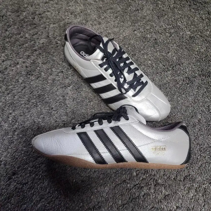[BUNJANG] Adidas Tokyo Silver Metallic Core Black Sneakers / 아디다스 도쿄 실버 메탈릭 코어 블랙245