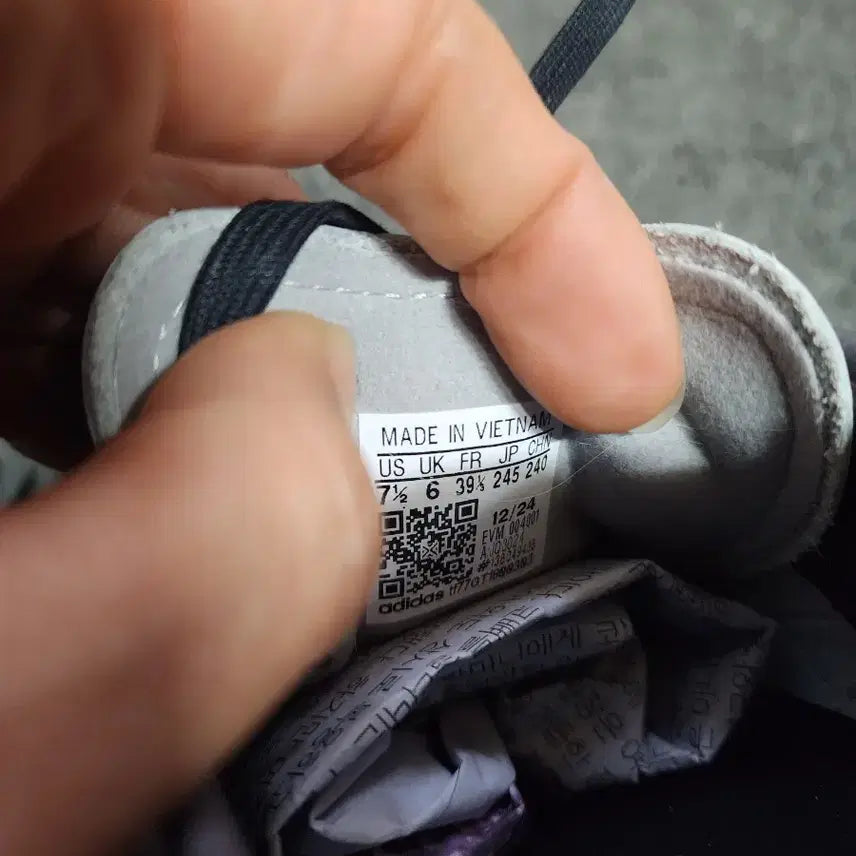 [BUNJANG] Adidas Tokyo Silver Metallic Core Black Sneakers / 아디다스 도쿄 실버 메탈릭 코어 블랙245