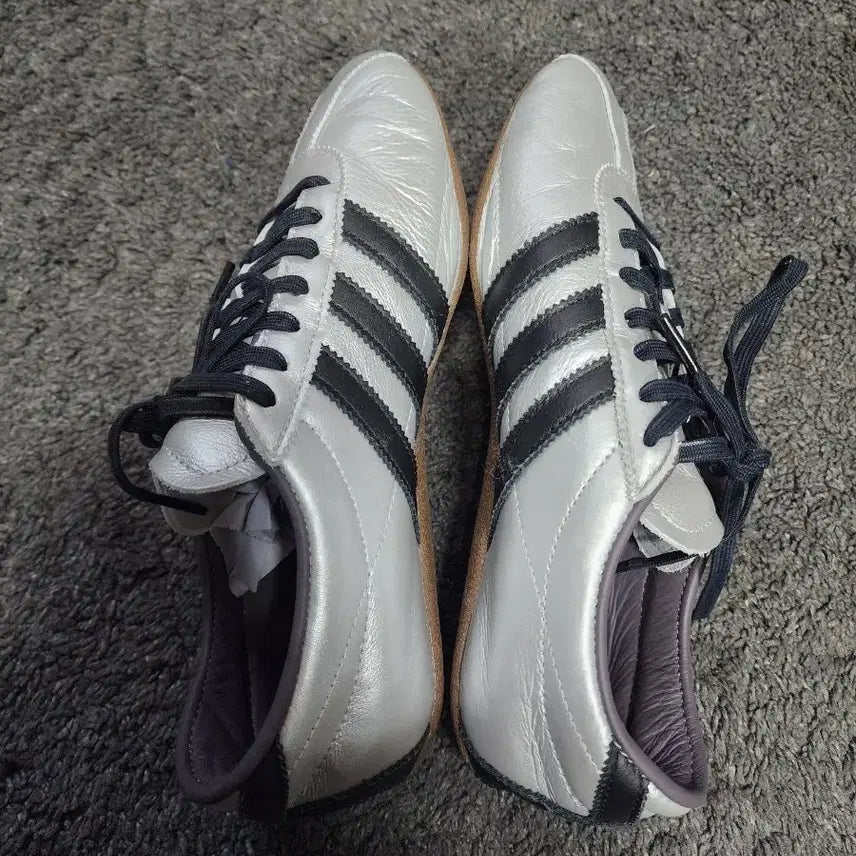 [BUNJANG] Adidas Tokyo Silver Metallic Core Black Sneakers / 아디다스 도쿄 실버 메탈릭 코어 블랙245
