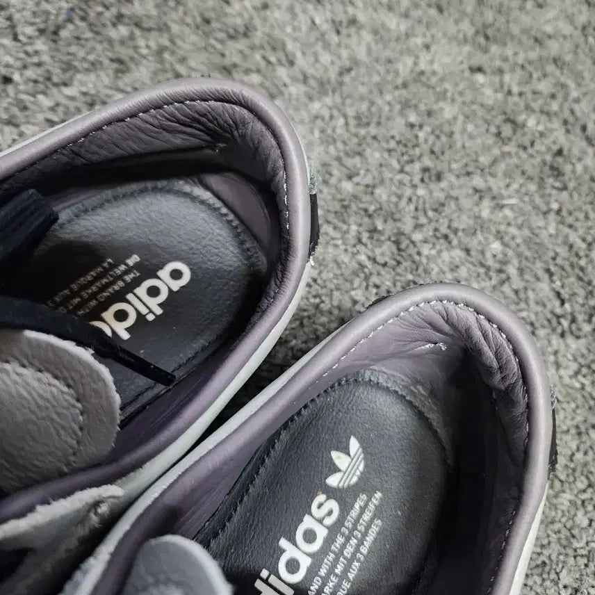 [BUNJANG] Adidas Tokyo Silver Metallic Core Black Sneakers / 아디다스 도쿄 실버 메탈릭 코어 블랙245