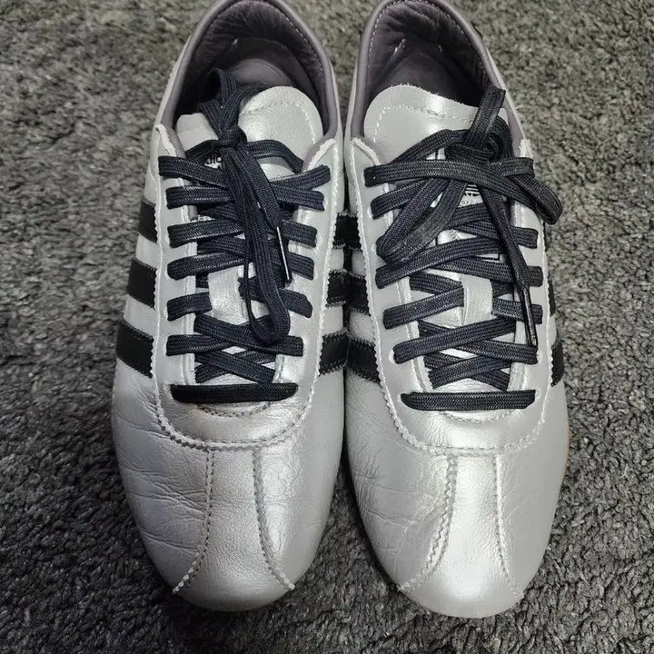 [BUNJANG] Adidas Tokyo Silver Metallic Core Black Sneakers / 아디다스 도쿄 실버 메탈릭 코어 블랙245