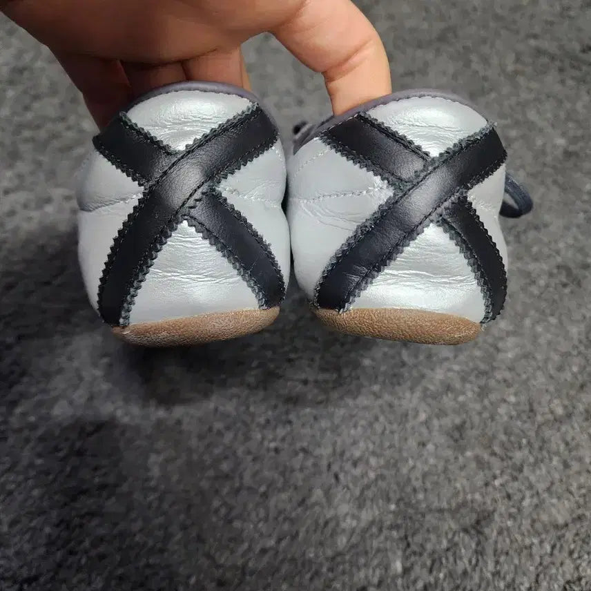 [BUNJANG] Adidas Tokyo Silver Metallic Core Black Sneakers / 아디다스 도쿄 실버 메탈릭 코어 블랙245