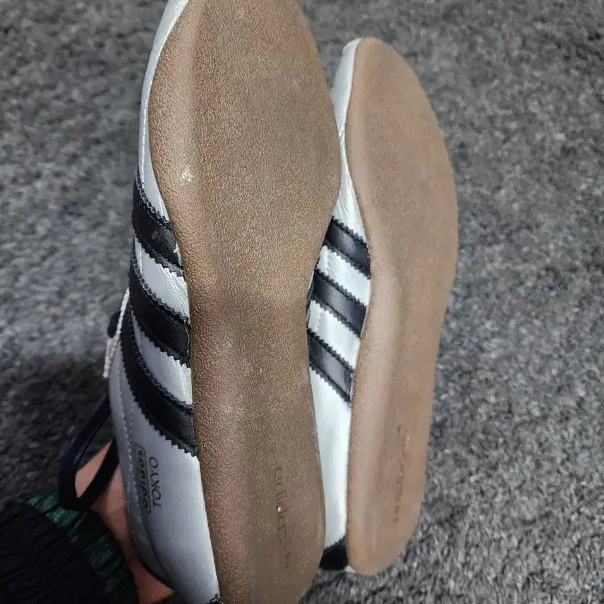 [BUNJANG] Adidas Tokyo Silver Metallic Core Black Sneakers / 아디다스 도쿄 실버 메탈릭 코어 블랙245