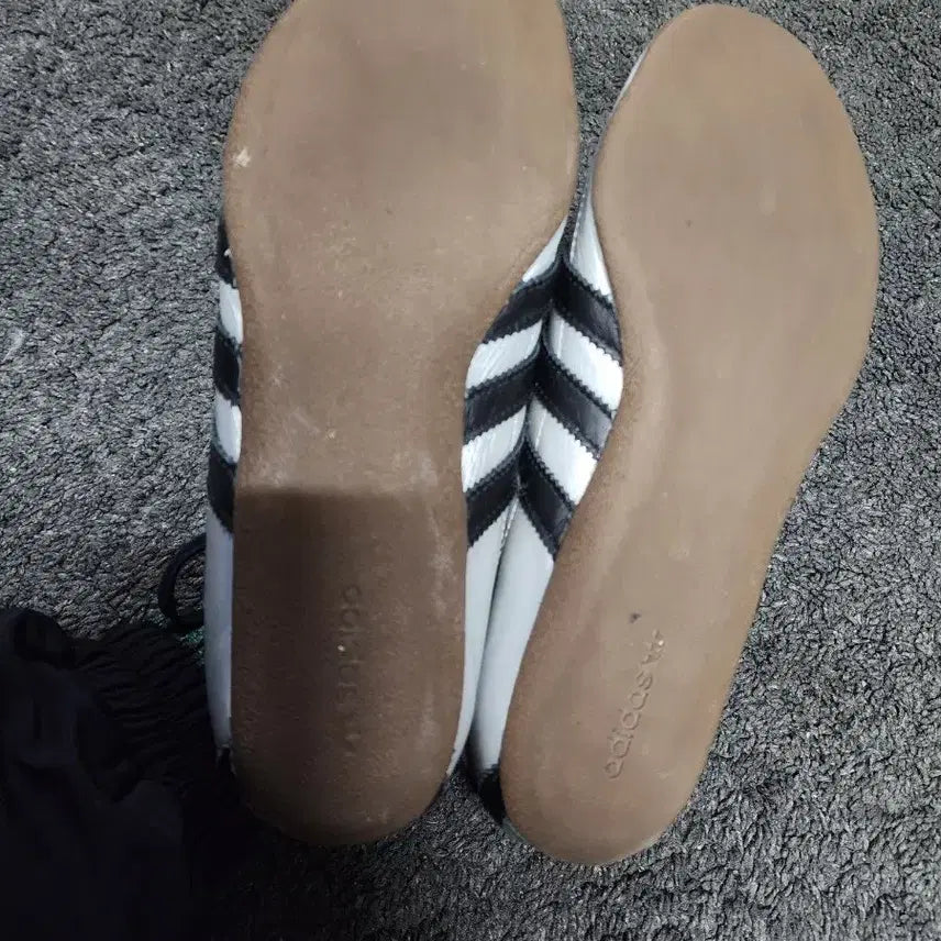 [BUNJANG] Adidas Tokyo Silver Metallic Core Black Sneakers / 아디다스 도쿄 실버 메탈릭 코어 블랙245