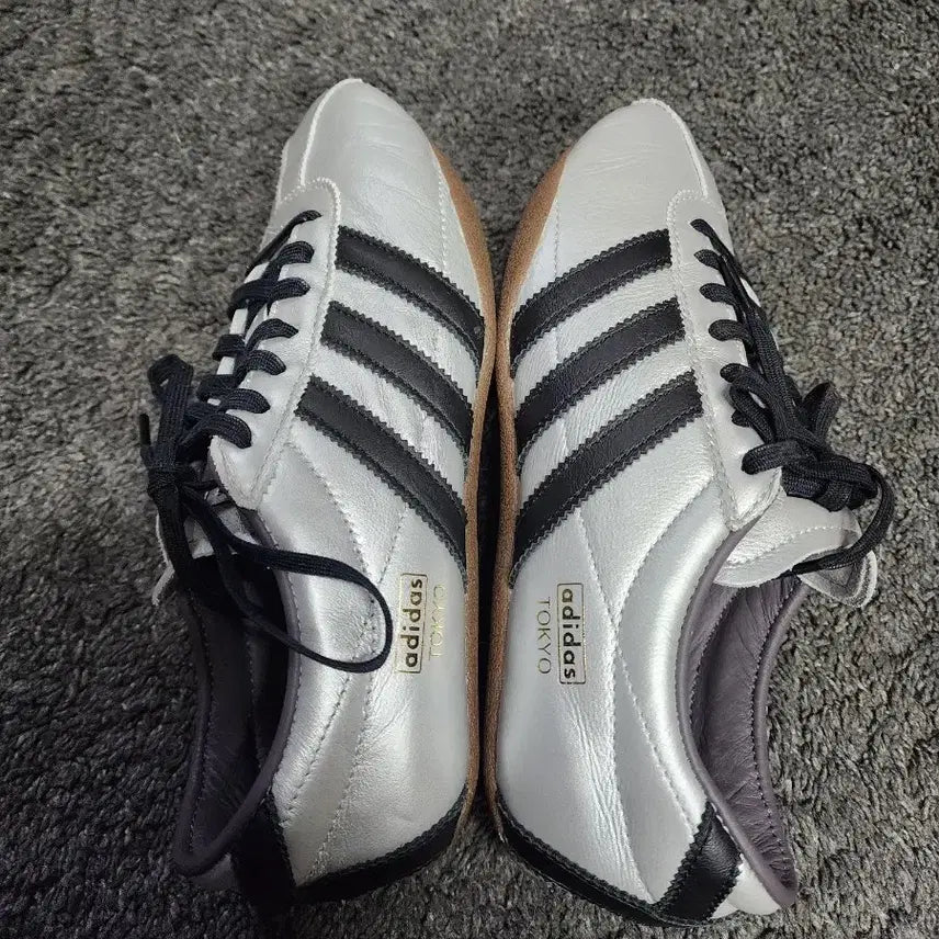[BUNJANG] Adidas Tokyo Silver Metallic Core Black Sneakers / 아디다스 도쿄 실버 메탈릭 코어 블랙245
