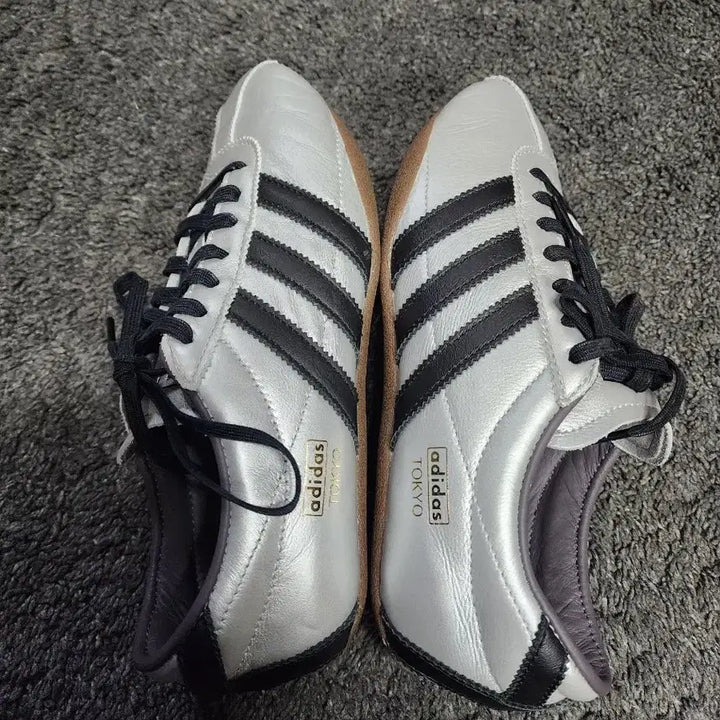 [BUNJANG] Adidas Tokyo Silver Metallic Core Black Sneakers / 아디다스 도쿄 실버 메탈릭 코어 블랙245