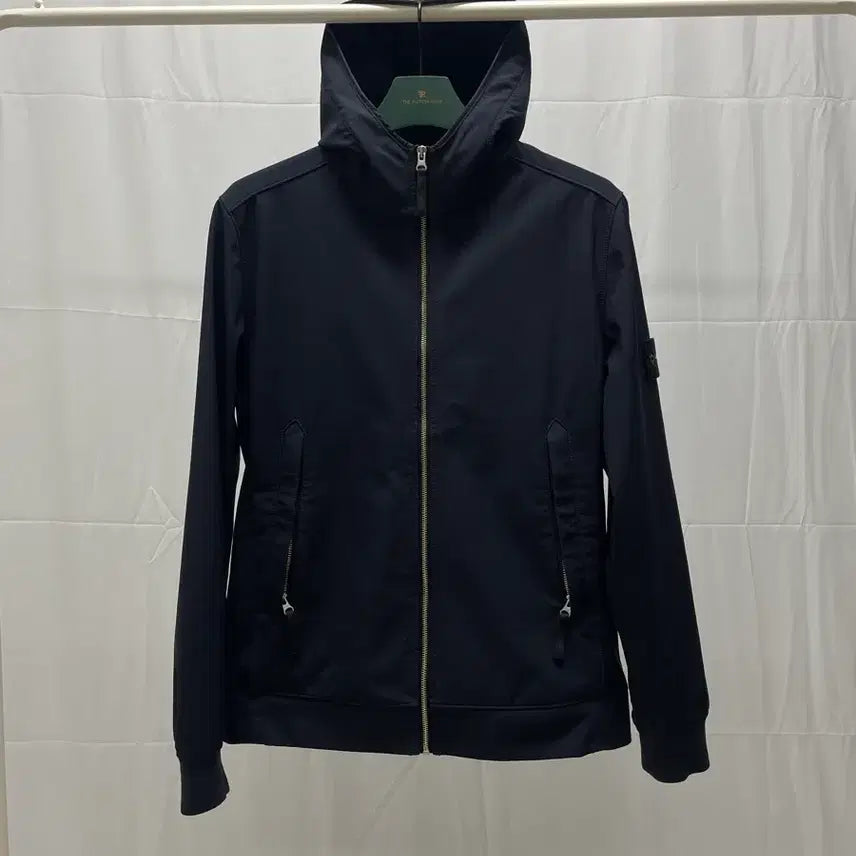 [BUNJANG] Stone Island Soft Shell Hooded Jacket Black [L] / [백화점판] 스톤아일랜드 소프트쉘 후드 바람막이 자켓 [L]
