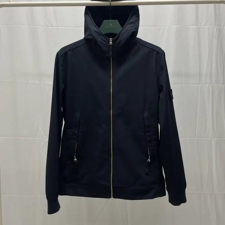 [BUNJANG] Stone Island Soft Shell Hooded Jacket Black [L] / [백화점판] 스톤아일랜드 소프트쉘 후드 바람막이 자켓 [L]