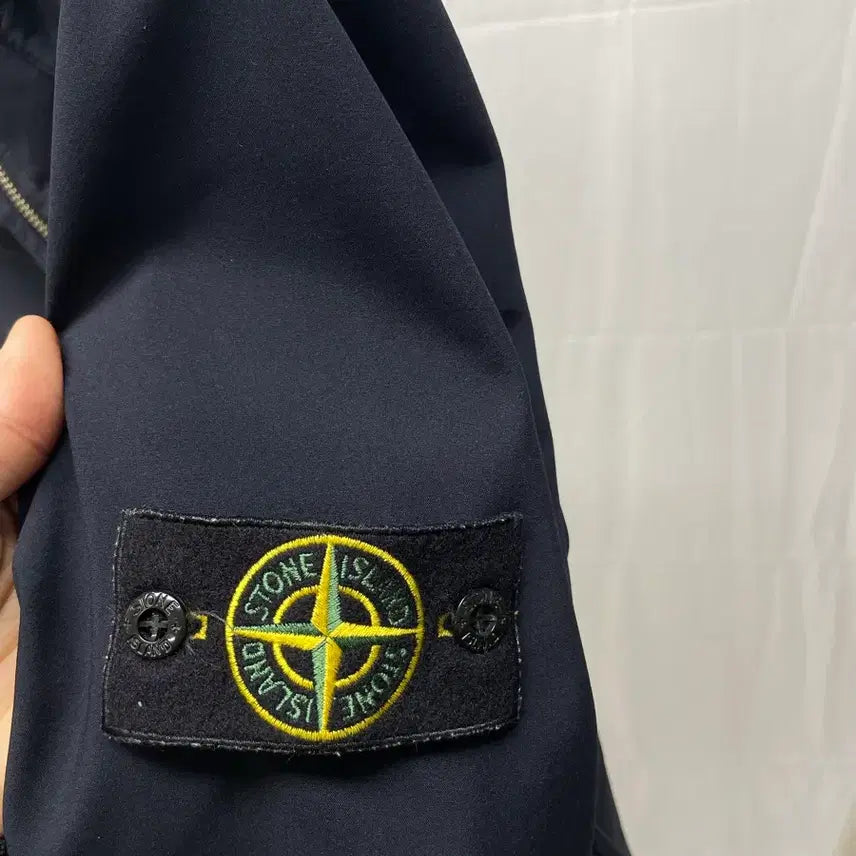 [BUNJANG] Stone Island Soft Shell Hooded Jacket Black [L] / [백화점판] 스톤아일랜드 소프트쉘 후드 바람막이 자켓 [L]