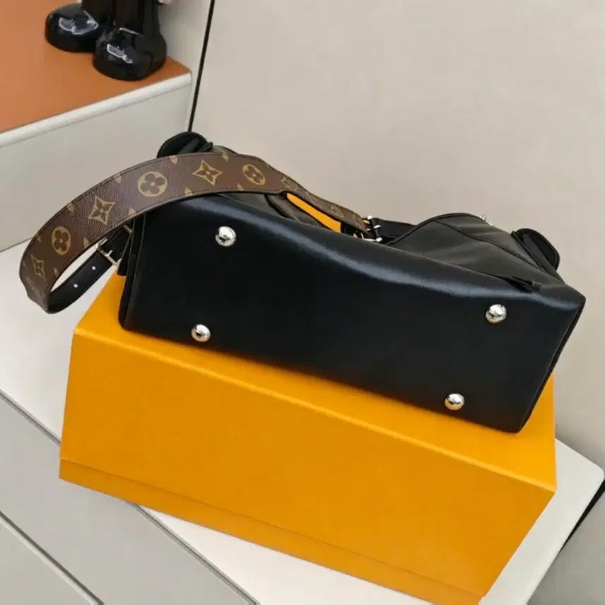 [BUNJANG] Louis Vuitton Black Chain Shoulder Bag / 루이비통 신상 패션 블랙 체인 숄더백신여자 가방