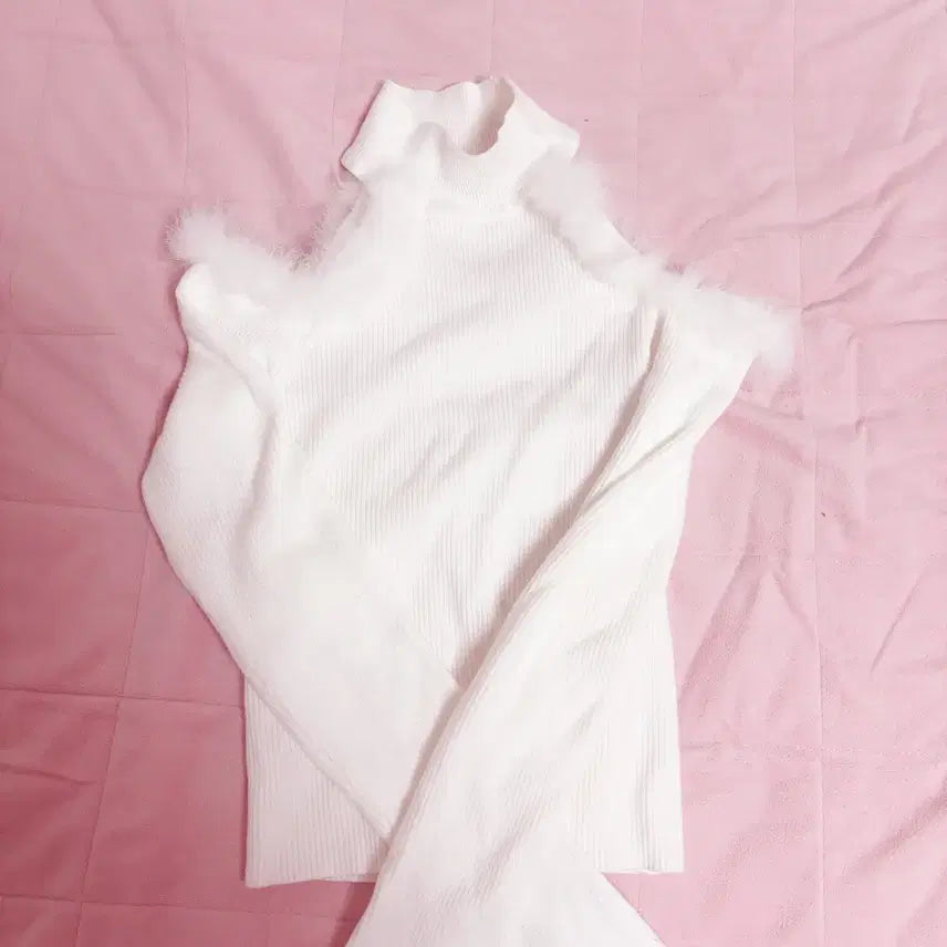 [BUNJANG] Off-Shoulder Knit Sweater with Faux Fur Trim / 스나계 화이트 퍼 오프숄더 니트 걸리 양산형 지뢰계 grl