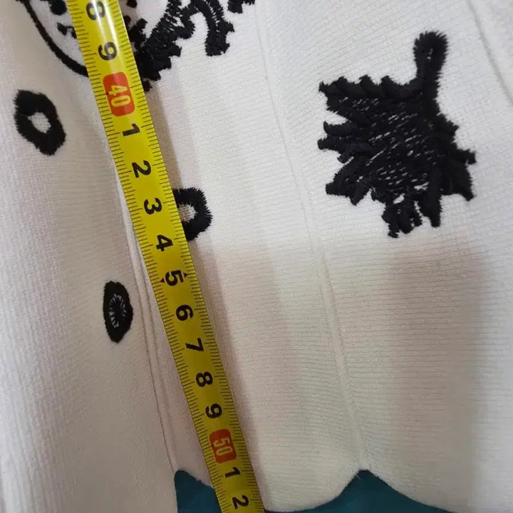 [SOLD OUT] 화이트 패턴 플리츠 스커트