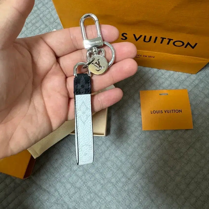 [BUNJANG] Louis Vuitton LV Circle Keyring White / (새상품)풀박 루이비통 LV 서클 키링 화이트