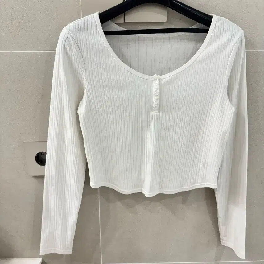 [BUNJANG] GU Ribbed Long Sleeve Cropped T-Shirt / GU 화이트 긴팔 크롭티