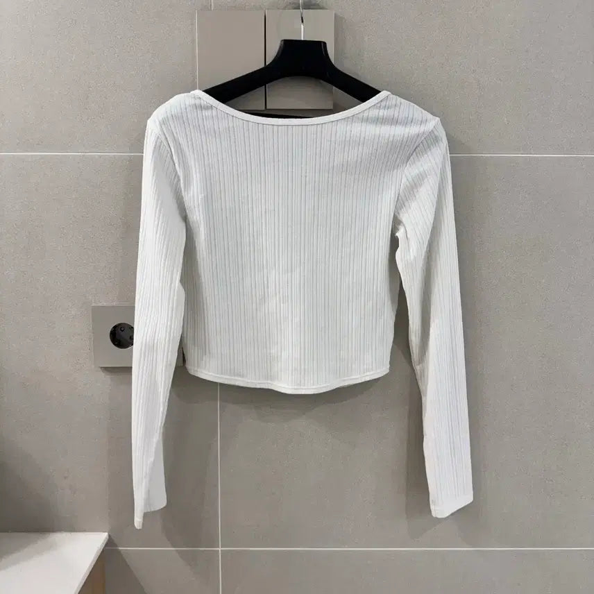 [BUNJANG] GU Ribbed Long Sleeve Cropped T-Shirt / GU 화이트 긴팔 크롭티