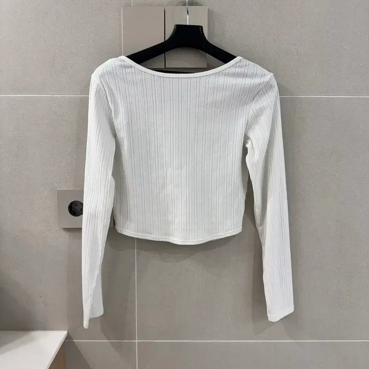 [BUNJANG] GU Ribbed Long Sleeve Cropped T-Shirt / GU 화이트 긴팔 크롭티