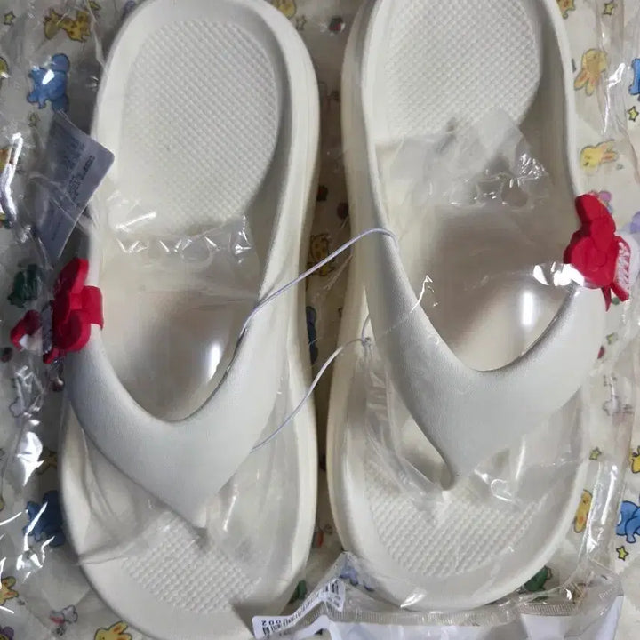 [BUNJANG] Hello Kitty Figure Flip-Flop Slippers / 키티 피규어 쪼리 슬리퍼