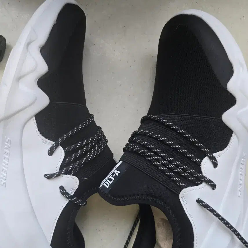 [SOLD OUT] 스케쳐스 DLT-A 블랙 운동화