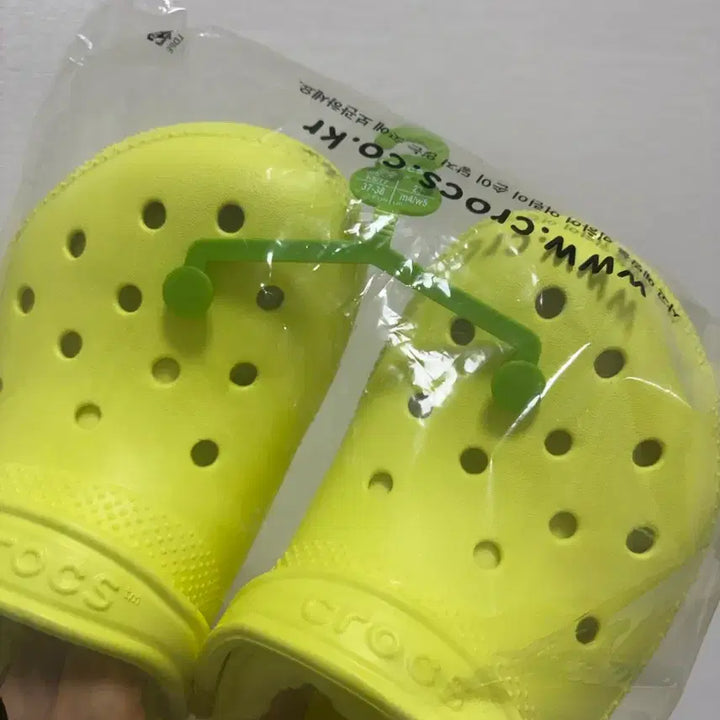 [BUNJANG] Crocs Lined Slippers Yellow Size 37 / 크록스 털 실내화 37