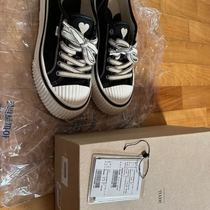 [BUNJANG] AMI Signature Heart Logo Canvas Low-Top Sneakers / 아미 스니커즈 신발