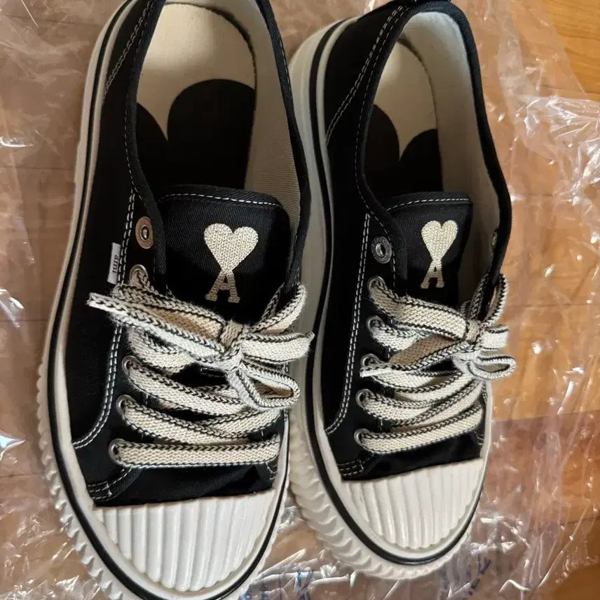 [BUNJANG] AMI Signature Heart Logo Canvas Low-Top Sneakers / 아미 스니커즈 신발