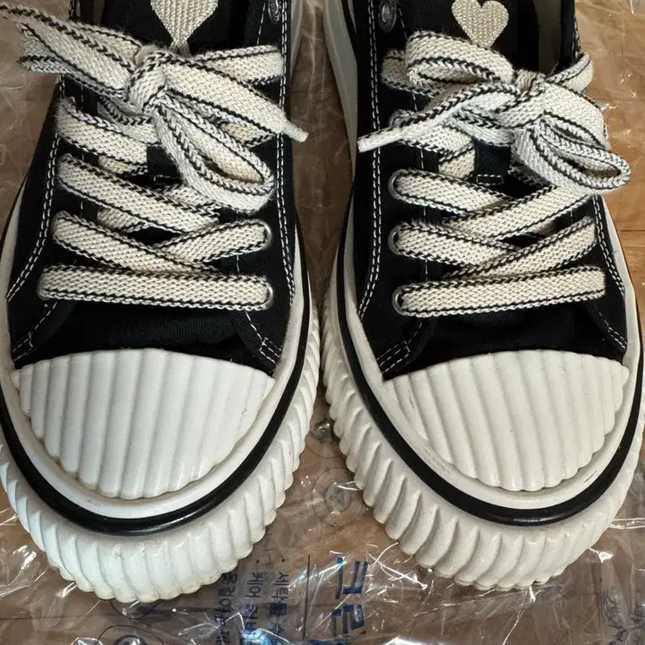 [BUNJANG] AMI Signature Heart Logo Canvas Low-Top Sneakers / 아미 스니커즈 신발