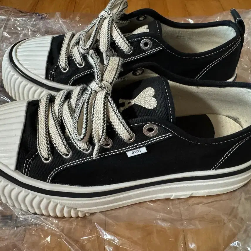 [BUNJANG] AMI Signature Heart Logo Canvas Low-Top Sneakers / 아미 스니커즈 신발