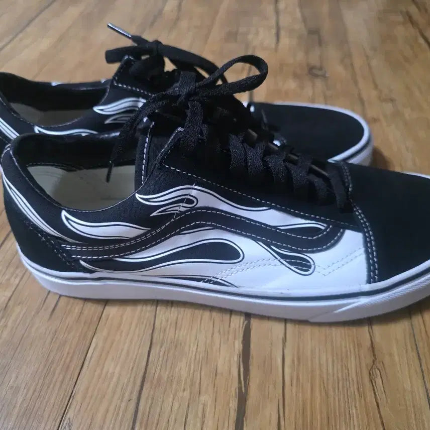 [BUNJANG] Vans Old Skool Black/White Flame Sneakers / 반스 올드스쿨 블랙/화이트 플레임 스니커즈