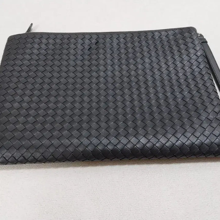 [SOLD OUT] 보테가베네타 인트레치아토 스트랩 클러치