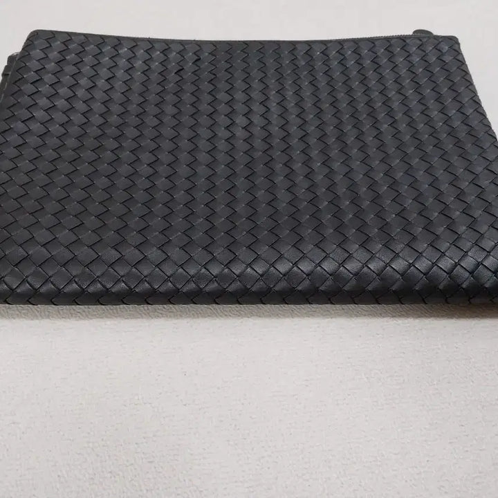 [SOLD OUT] 보테가베네타 인트레치아토 스트랩 클러치