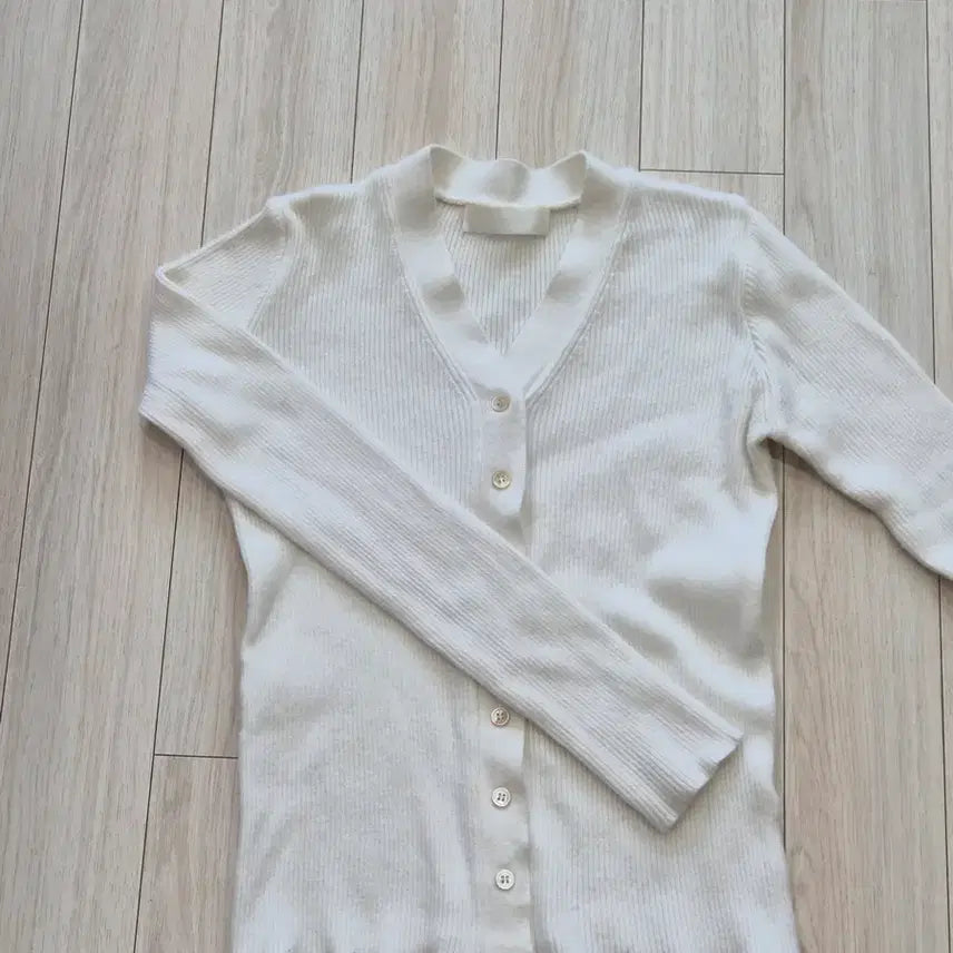 [BUNJANG] V-Neck Ribbed Button-Up Long Sleeve Cardigan / 브이넥 골지 단추 긴팔 가디건 아이보리 화이트