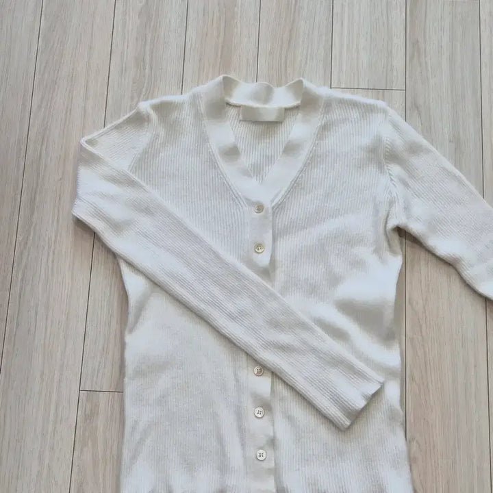 [BUNJANG] V-Neck Ribbed Button-Up Long Sleeve Cardigan / 브이넥 골지 단추 긴팔 가디건 아이보리 화이트