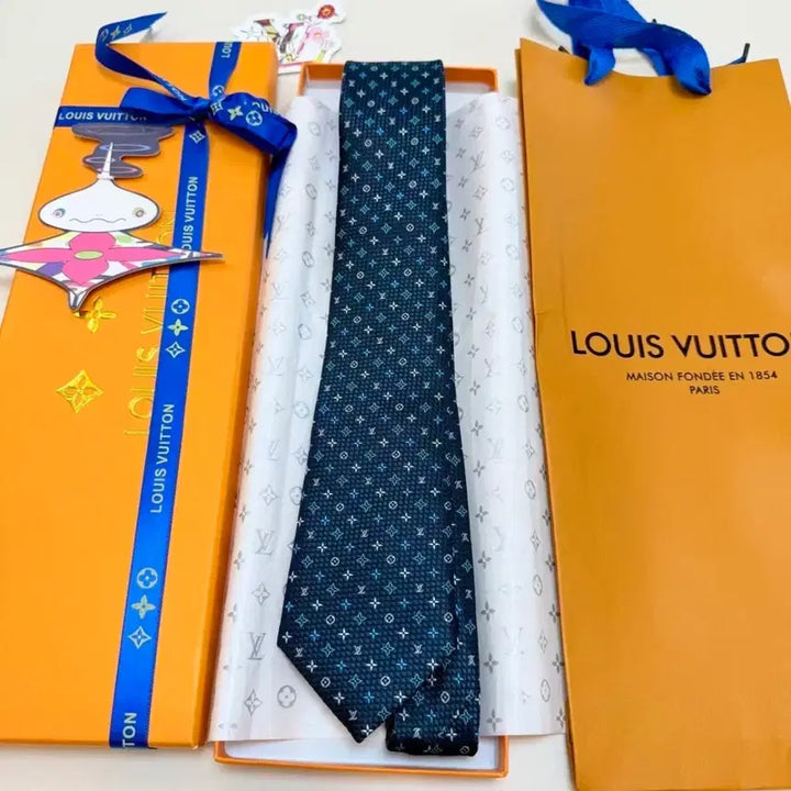 [SOLD OUT] 루이비통 네이비 플라워 패턴 넥타이