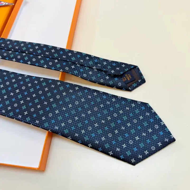 [SOLD OUT] 루이비통 네이비 플라워 패턴 넥타이