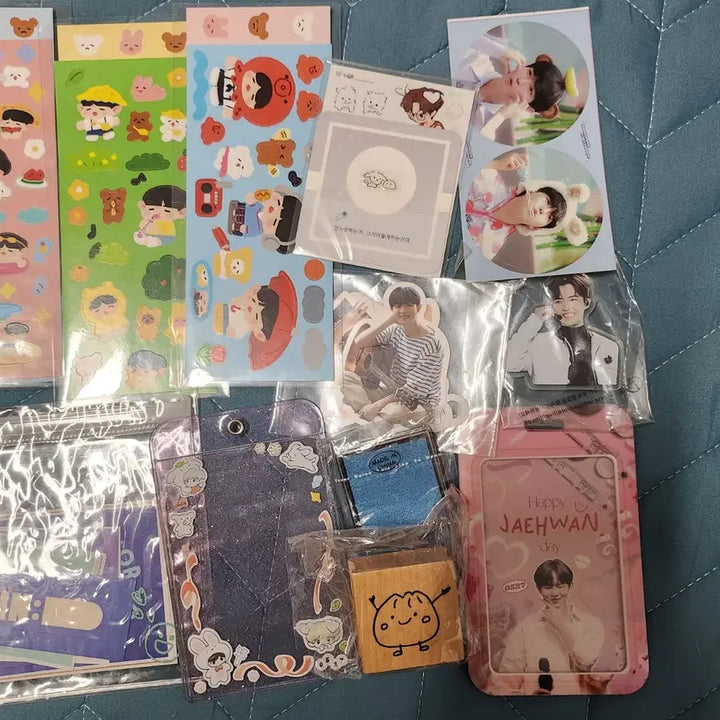 [BUNJANG] Kim Jaehwan Goods Bundle Set (Sticker, Keyring, Postcard) / 김재환 굿즈 일괄(스티커, 키링, 엽서 등)