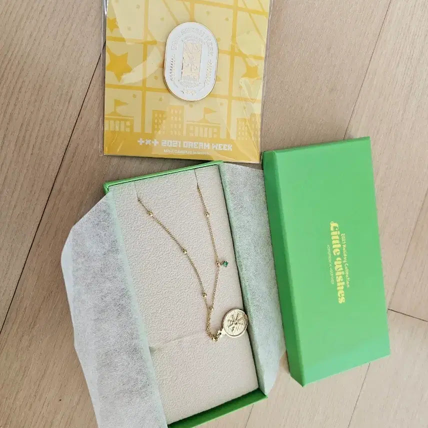 [BUNJANG] TXT 2021 Holiday Necklace &amp; Dream Week Badge Bundle Set / 투바투 2021 홀리데이 목걸이, 드림위크 뱃지 일괄 판매