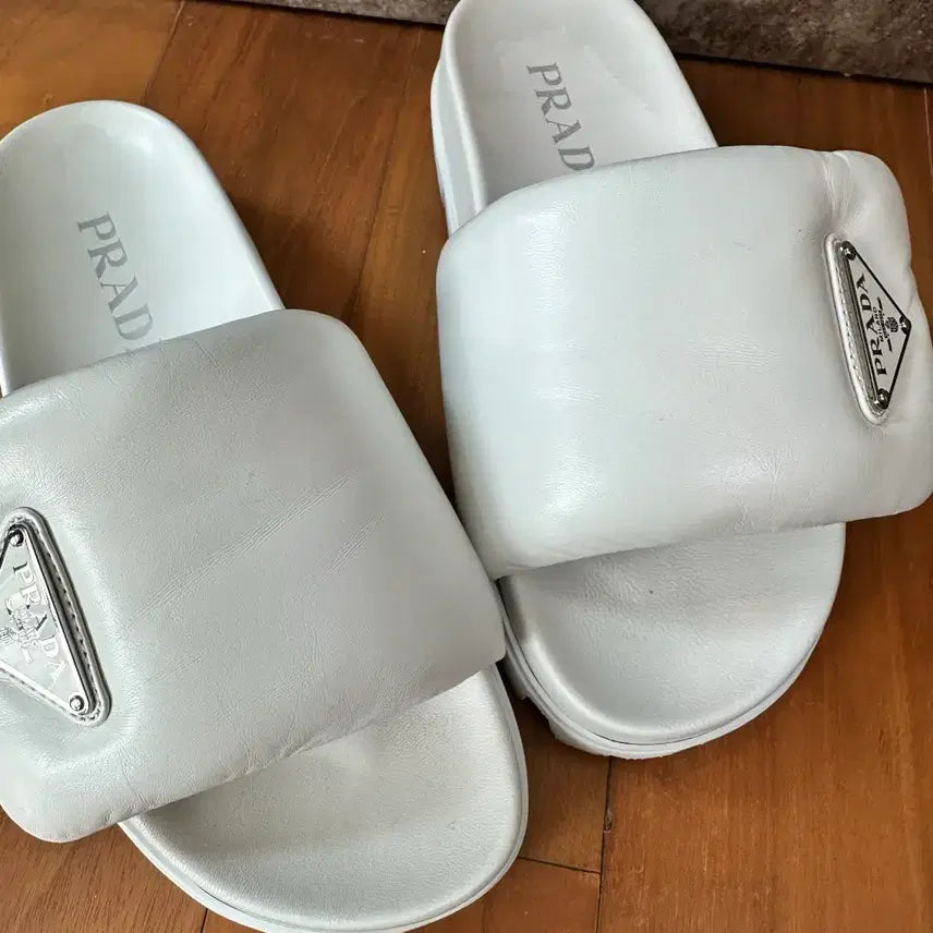 [BUNJANG] Prada Nappa Padded Triangle Logo Slippers / 프라다 나파패딩 삼각로고 슬리퍼 36 - 화이트