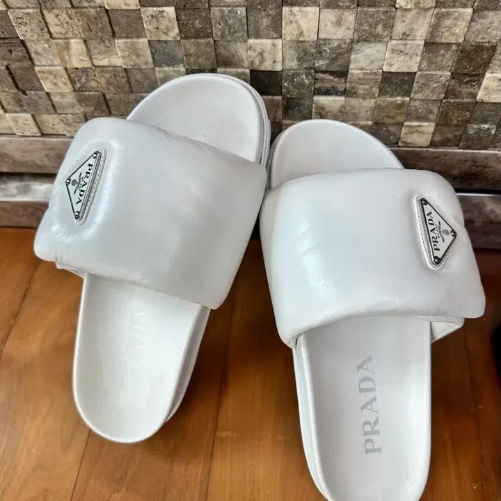 [BUNJANG] Prada Nappa Padded Triangle Logo Slippers / 프라다 나파패딩 삼각로고 슬리퍼 36 - 화이트