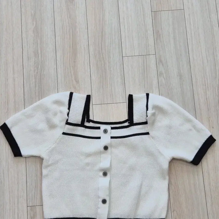 [BUNJANG] Square Neck Crop Color Block Ribbed Knit Top / 스퀘어넥 크롭 배색 골지 반팔 니트 화이트 블랙