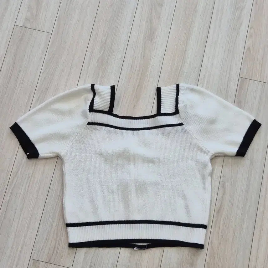 [BUNJANG] Square Neck Crop Color Block Ribbed Knit Top / 스퀘어넥 크롭 배색 골지 반팔 니트 화이트 블랙