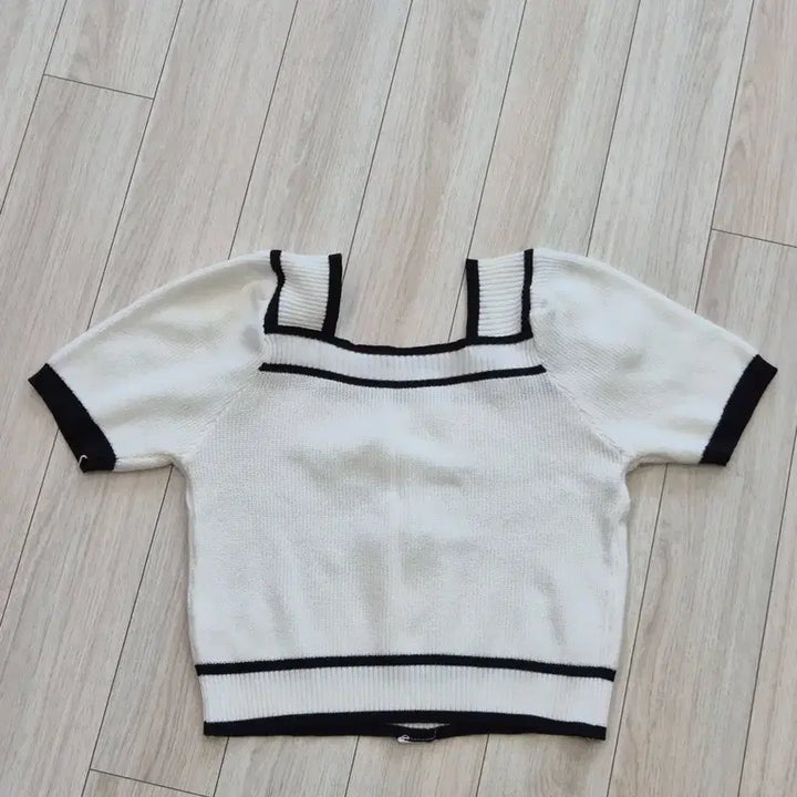 [BUNJANG] Square Neck Crop Color Block Ribbed Knit Top / 스퀘어넥 크롭 배색 골지 반팔 니트 화이트 블랙